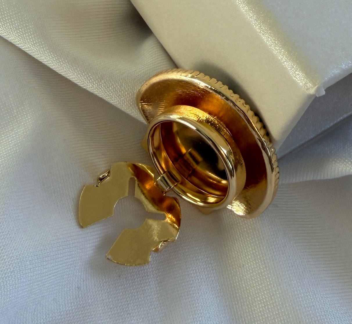 Black & White Shell Button Charm Gold, singelpack