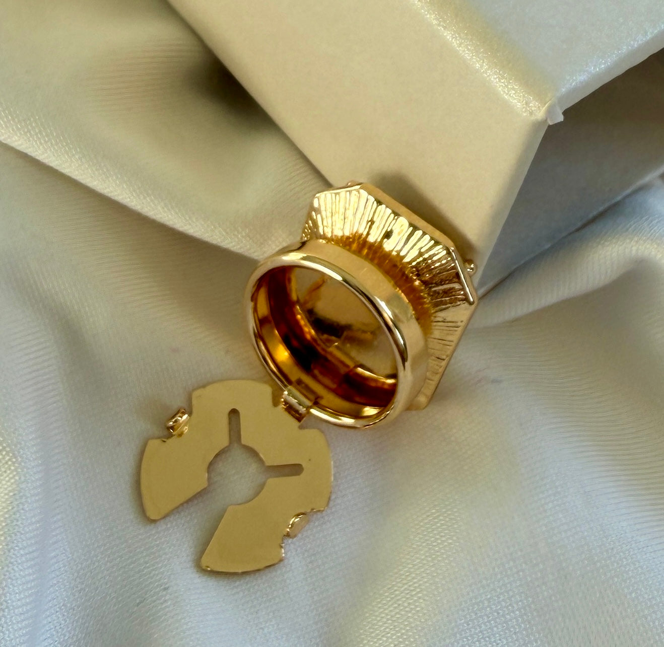 White Crystal Rectangle Button Charm Gold, singelpack