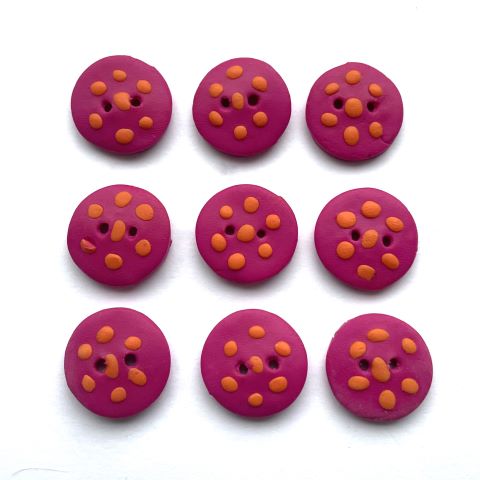 Handgjorda knappar cerise, orange prickar