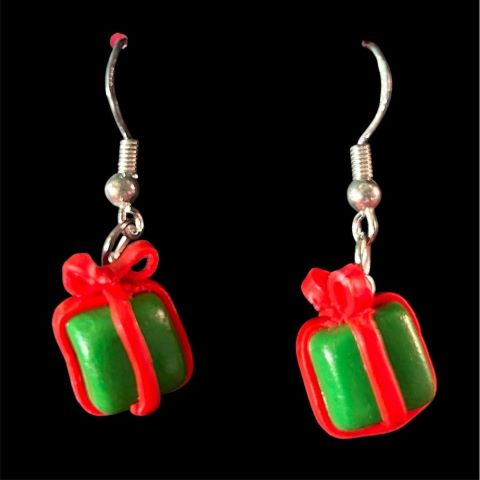 Örhänge grönt paket med rött band och rosett