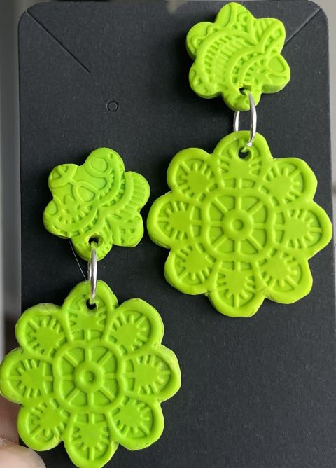 Stiftörhängen retro, ljusgrön blomma