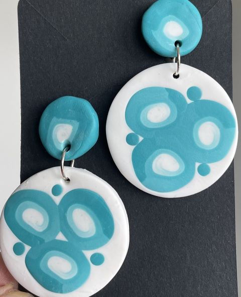 Stiftörhängen retro, vit med turkos cirklar