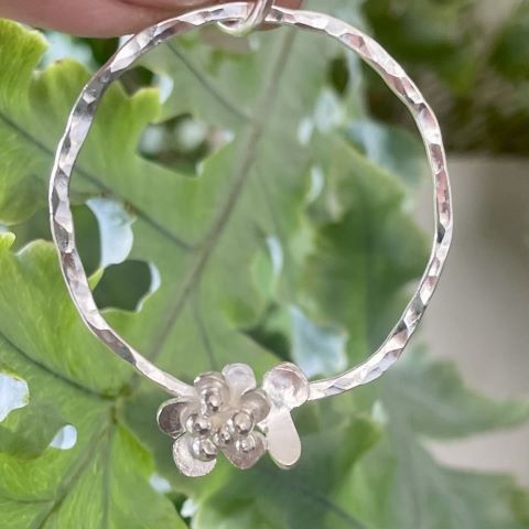 Halssmycke/hänge ring med två blommor