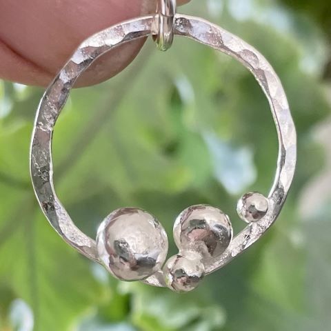 Halssmycke/hänge ring med fyra kulor