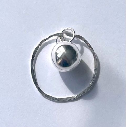 Halssmycke/hänge ring med en stor kula