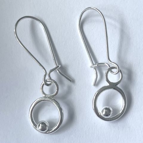 Örhängen. Ring med en silverkula