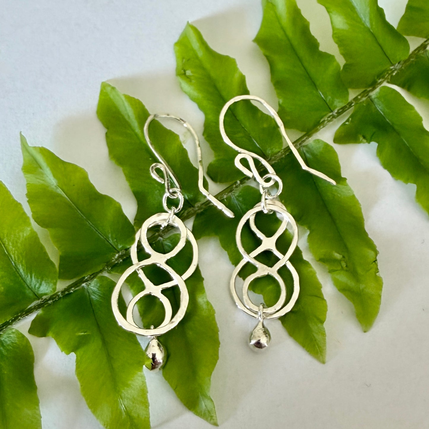 Örhängen hamrade med kula