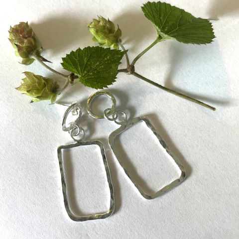 Örhängen stift. Hamrat hänge