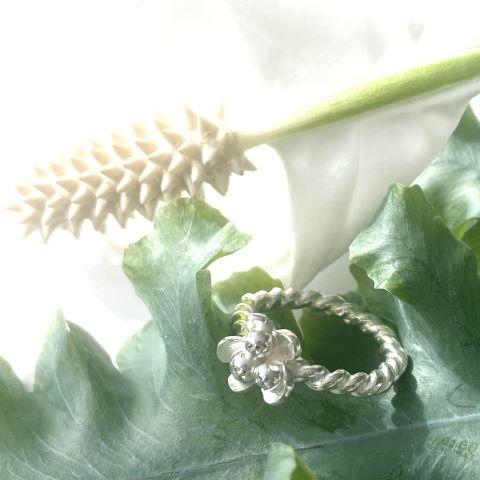 Silverring tvinnad med blomma