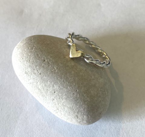 Silverring tvinnad med mässinghjärta