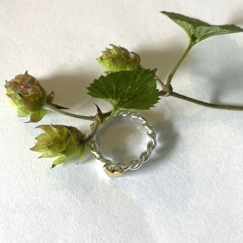 Silverring tvinnad med mässinghjärta