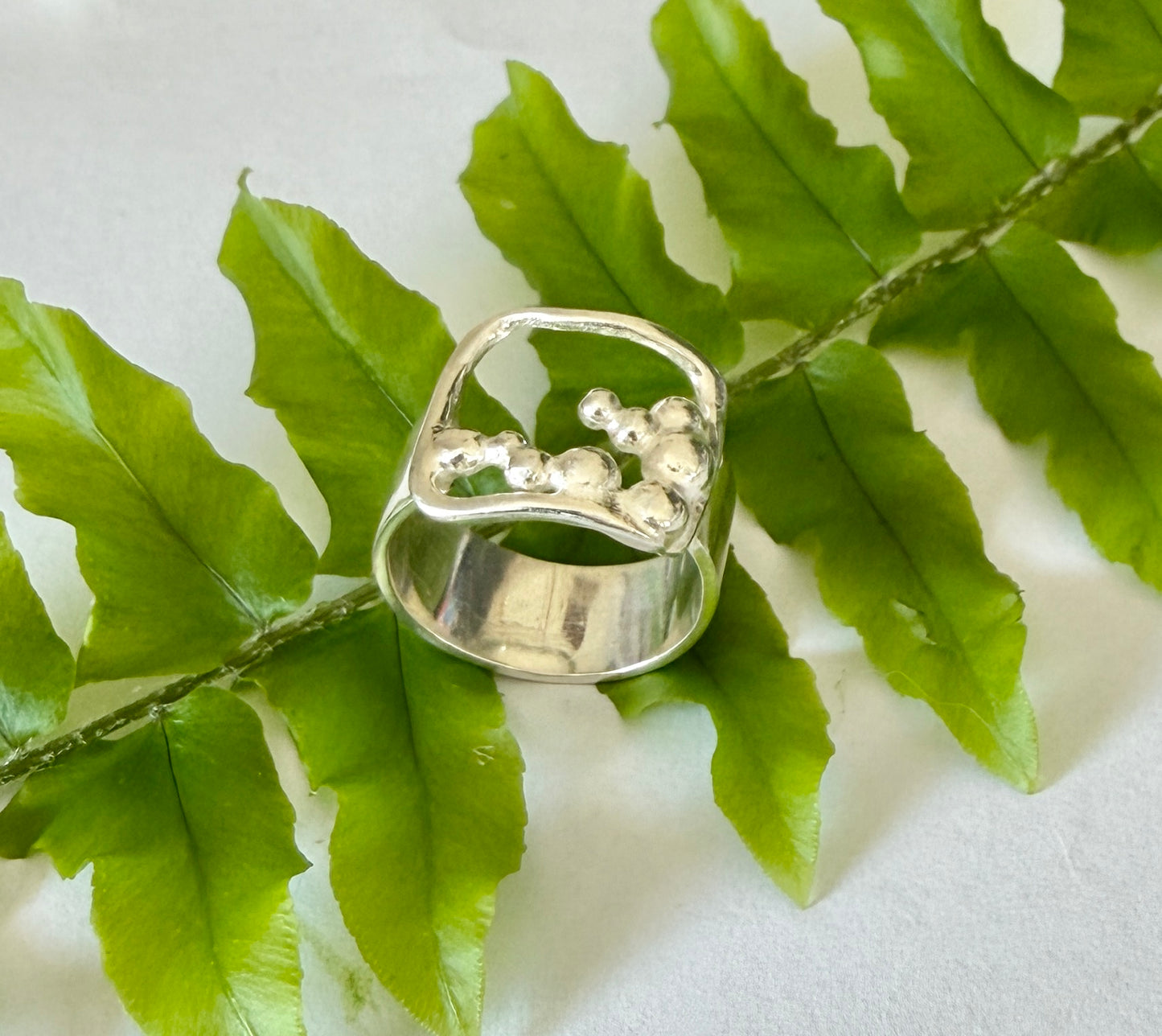 Silverring, bred, slät och med små kulor