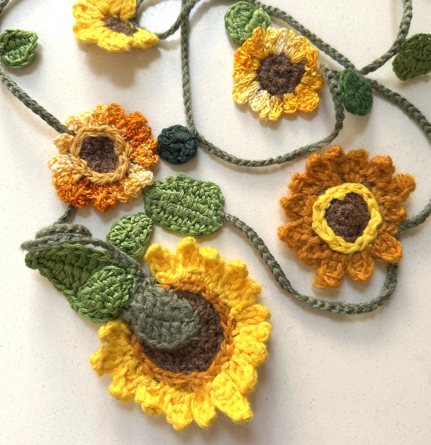 Virkat halsband/dekorband med solrosor