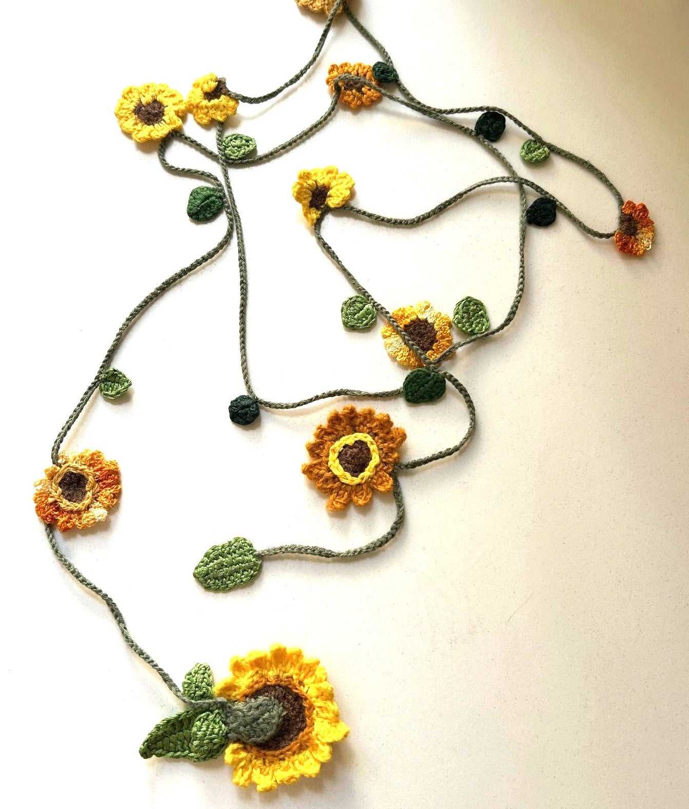 Virkat halsband/dekorband med solrosor