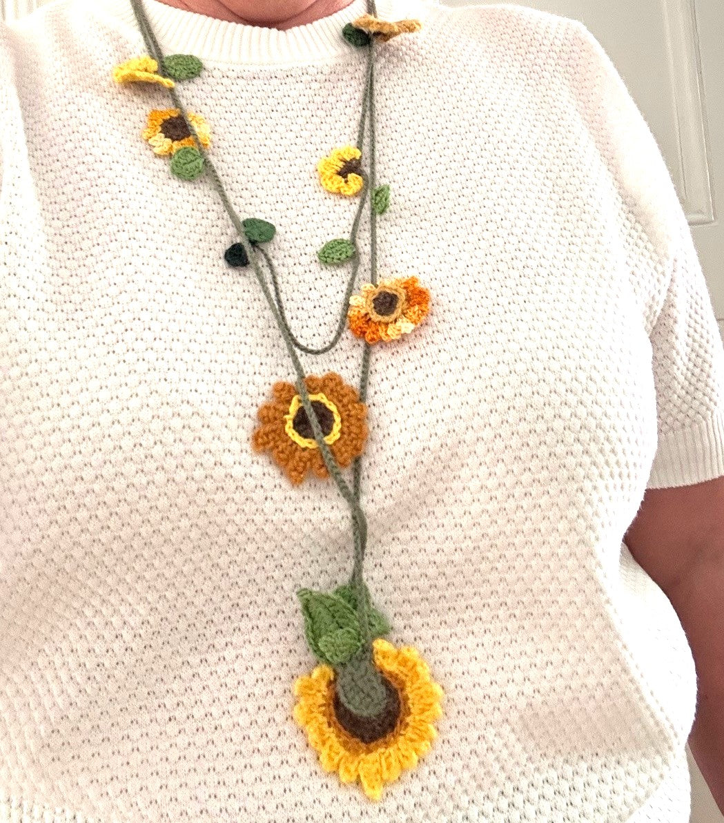 Virkat halsband/dekorband med solrosor