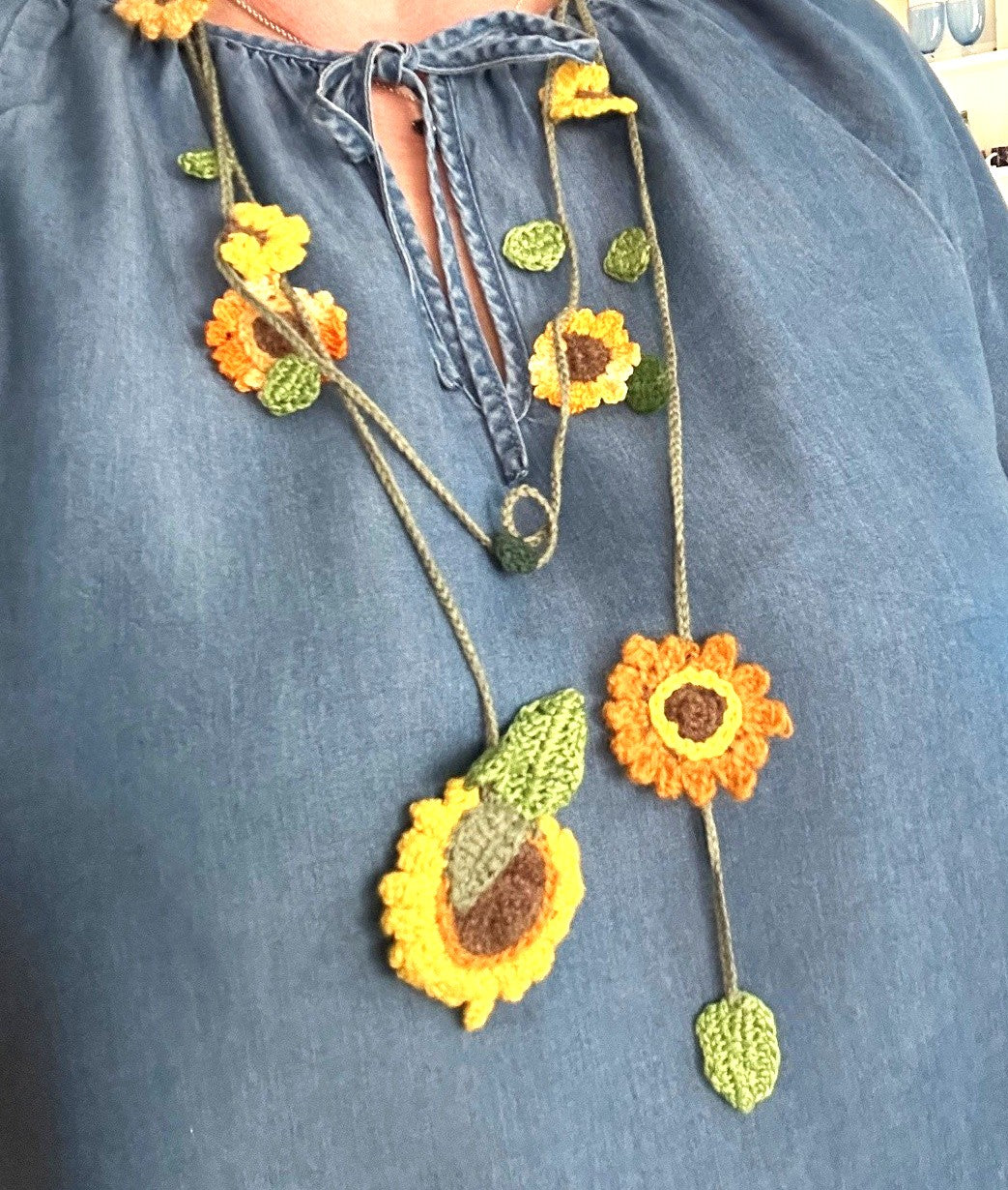 Virkat halsband/dekorband med solrosor