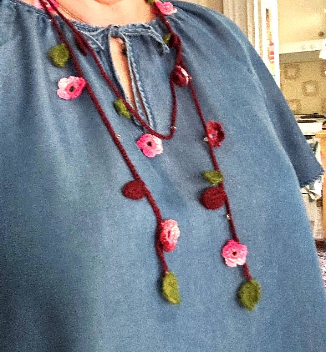 Virkat halsband/dekorband med rosa/vinröda blommor