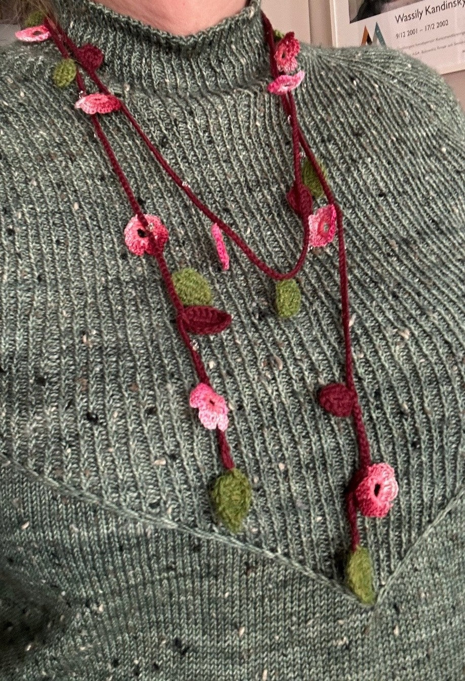 Virkat halsband/dekorband med rosa/vinröda blommor