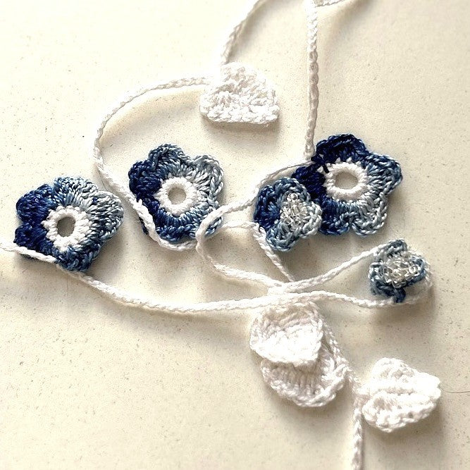Virkat halsband/dekorband med blå blommor