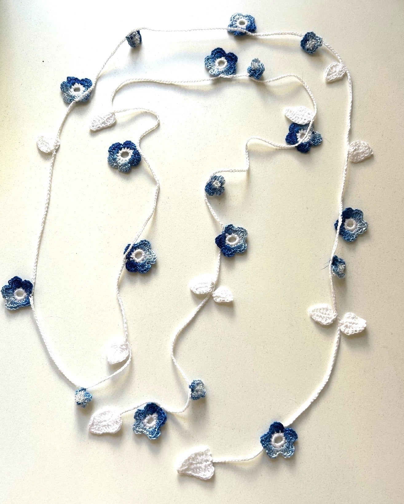 Virkat halsband/dekorband med blå blommor