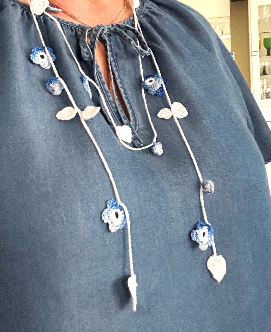 Virkat halsband/dekorband med blå blommor
