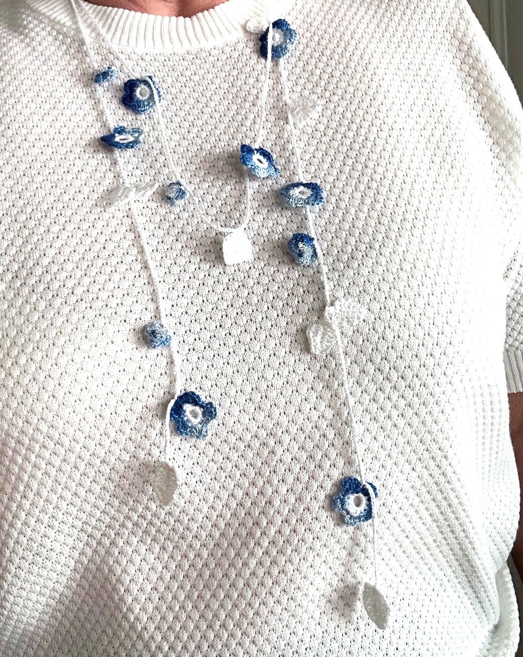 Virkat halsband/dekorband med blå blommor