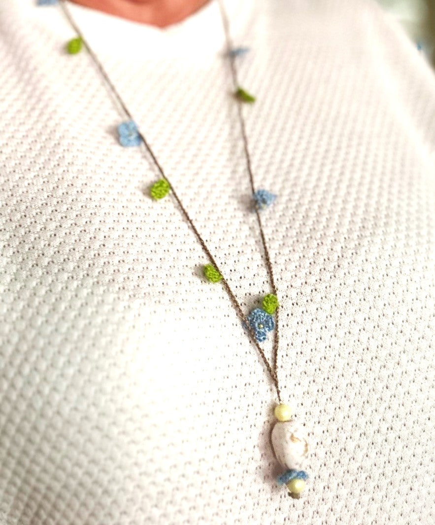 Virkat halsband med små förgätmigej