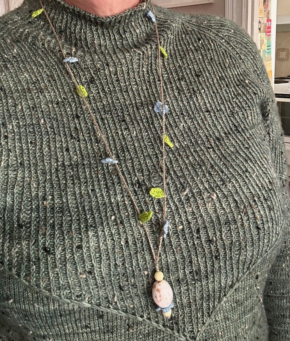 Virkat halsband med små förgätmigej