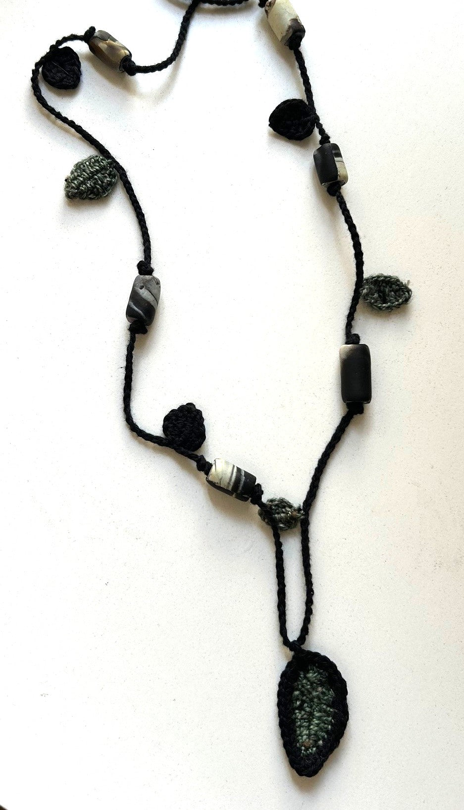 Virkat halsband med gröna och svarta blad