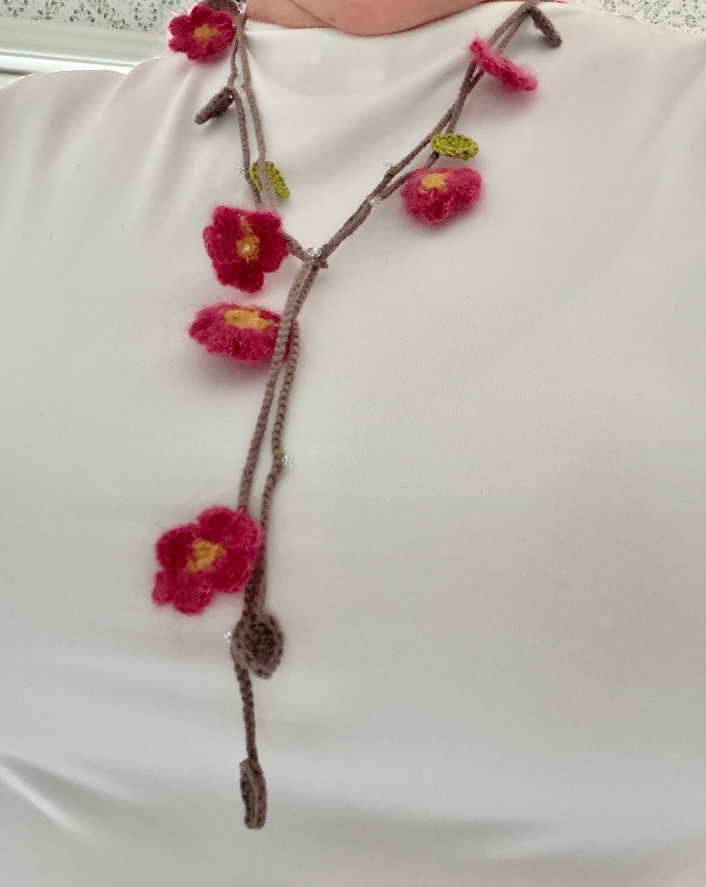 Virkat halsband/dekorband med cerise blommor i mohair