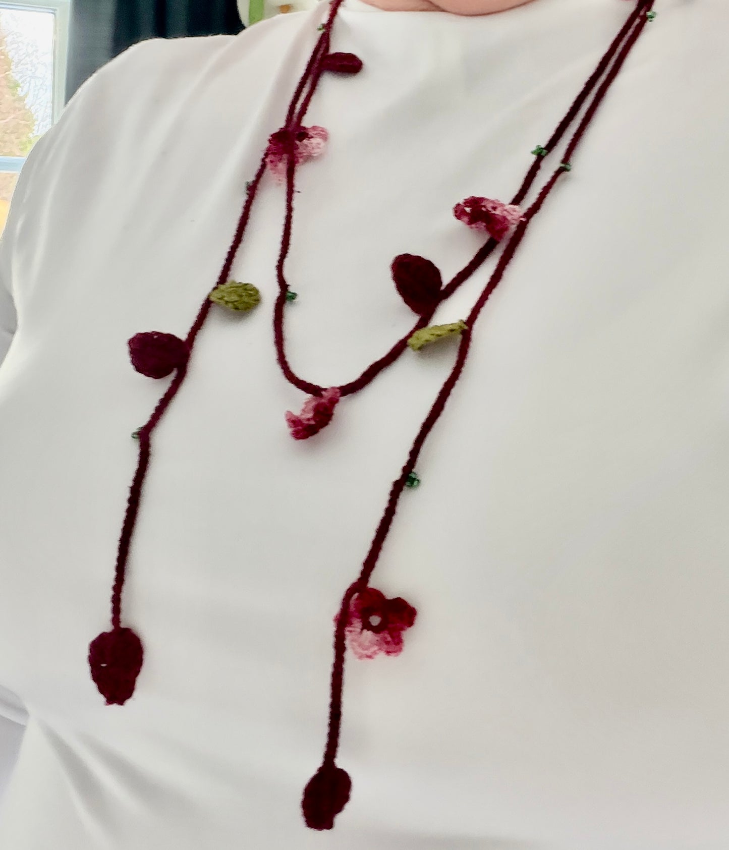 Virkat halsband/dekorband med blommor