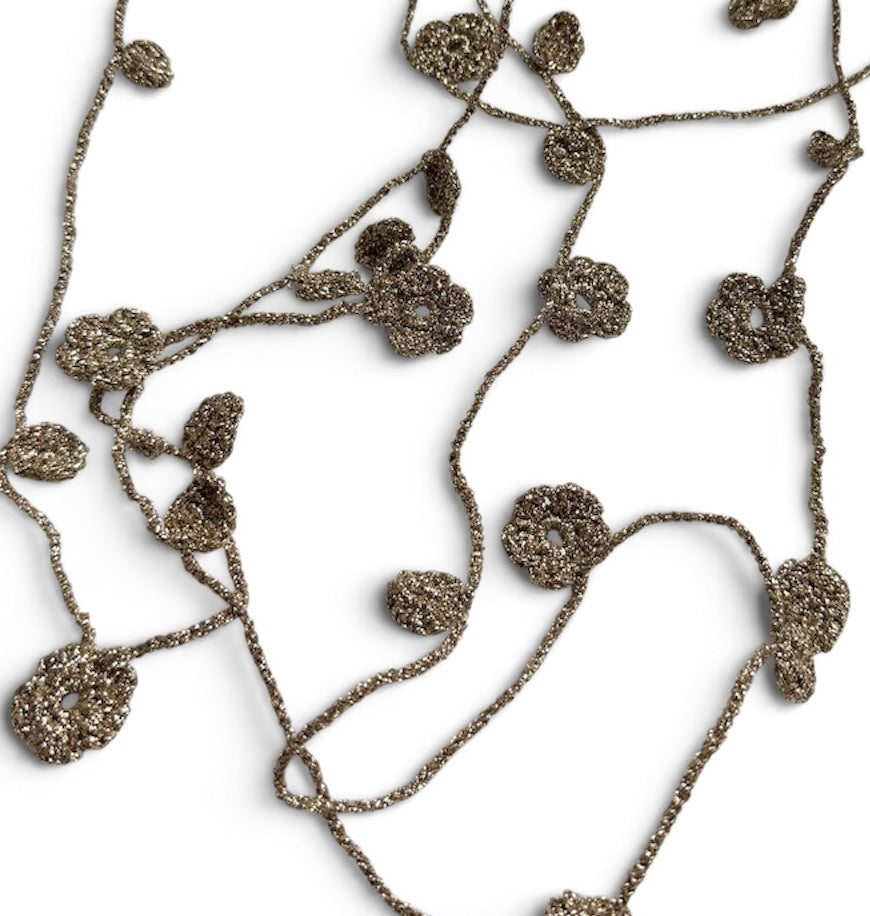 Virkat halsband/dekorband med blommor