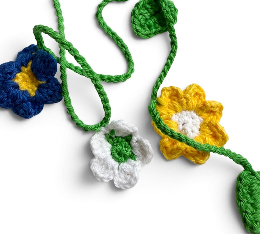Virkat halsband/dekorband med blommor
