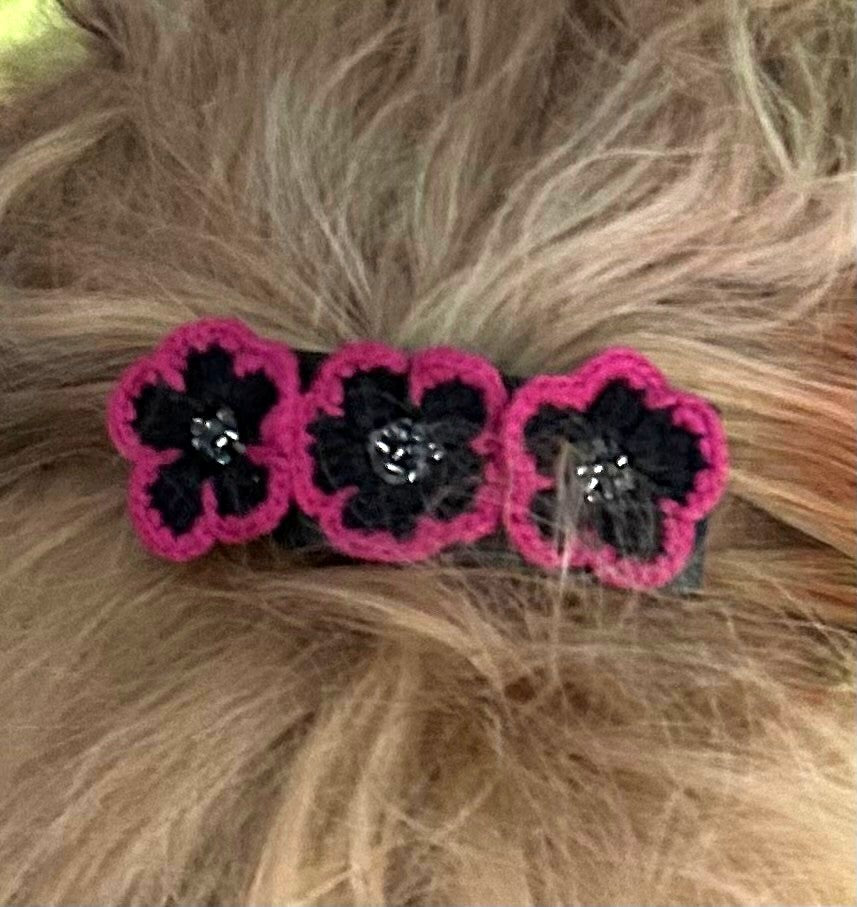 Hårspänne med virkade blommor och pärlor