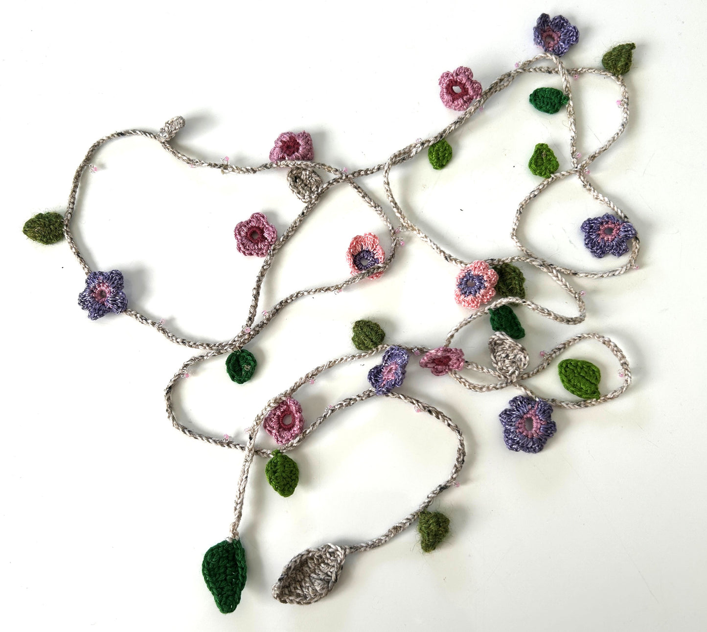 Virkat halsband/dekorband i rosa/lila toner