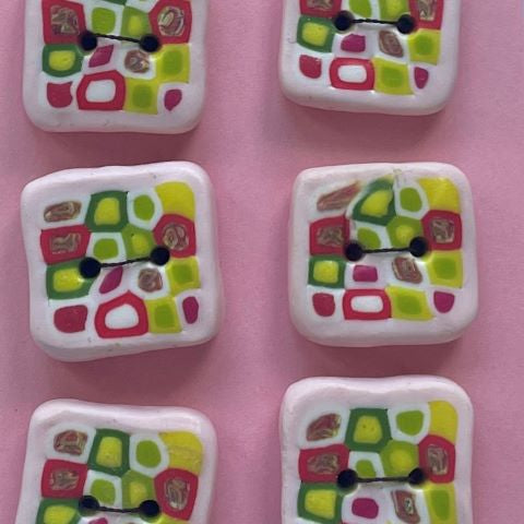 Handgjorda knappar fyrkantiga rosa/röd/grön.