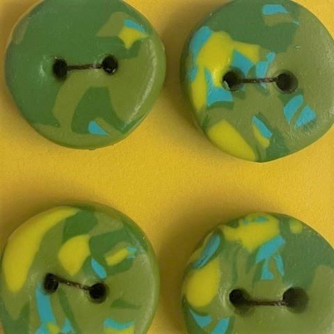 Handgjorda knappar grön/gul/turkos.