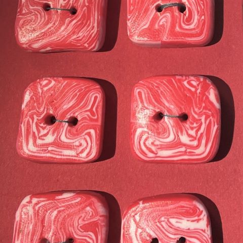 Handgjorda knappar vit rosa fyrkantiga.