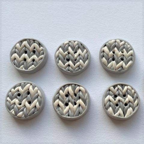 Handgjorda knappar "stickade". Grå/vit