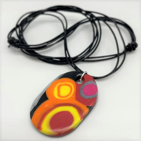 Halsband multifärgad, oval, svart läderband
