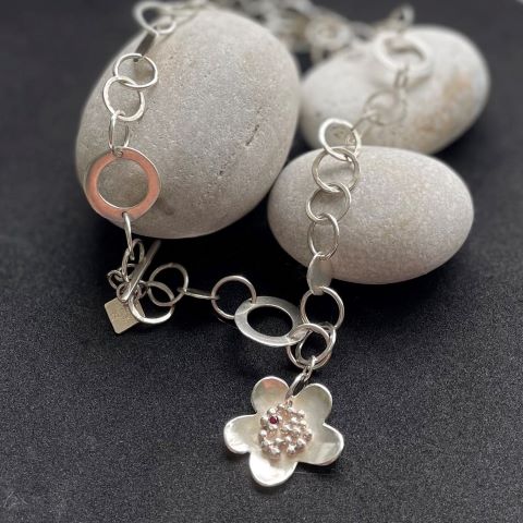 Halsband med blomma