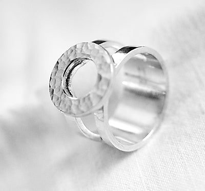 Silverring "dubbel" med en hamrad cirkel