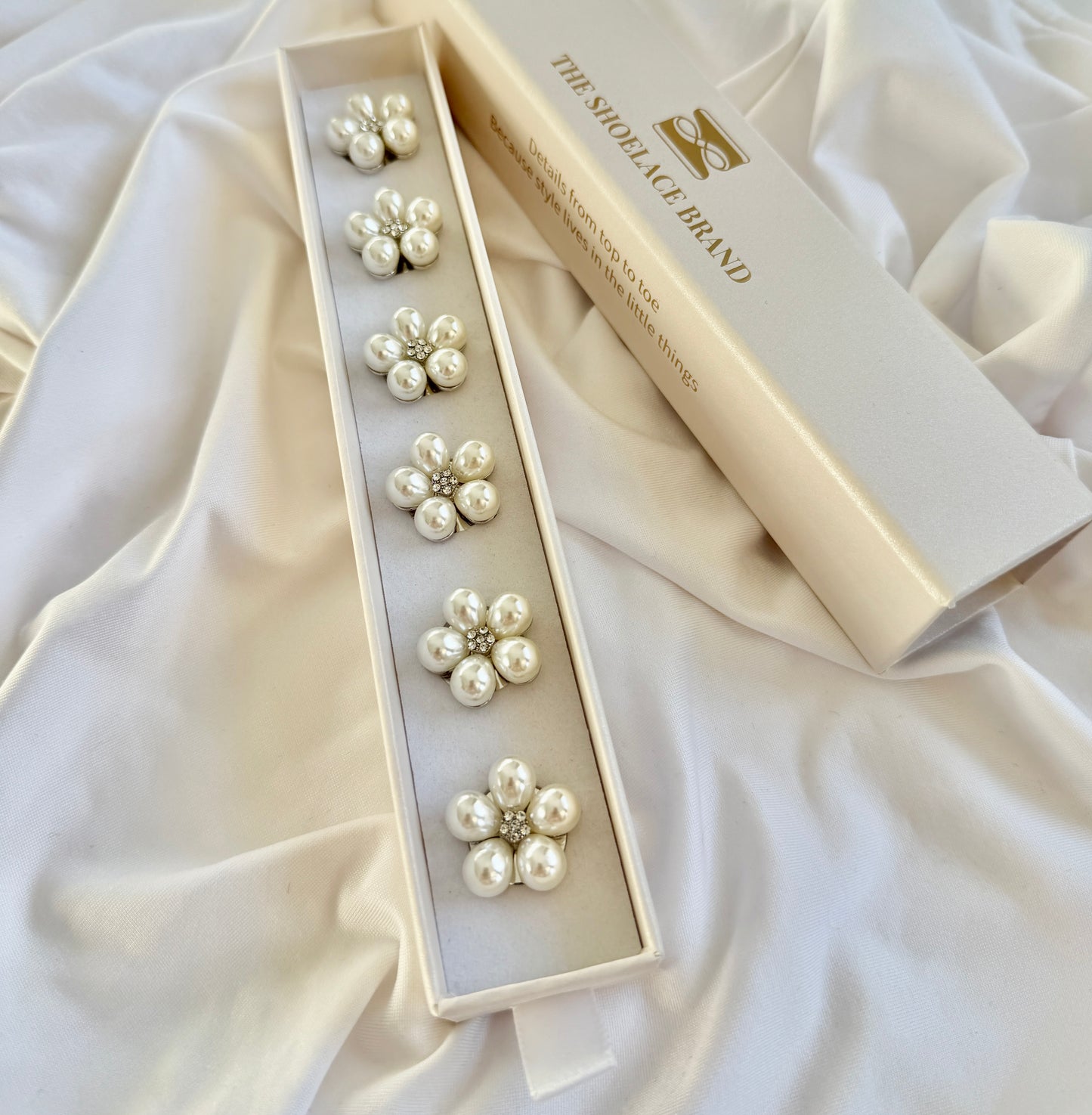 Pearl Flower Button Charm Silver, 6-pack inkl. presentask