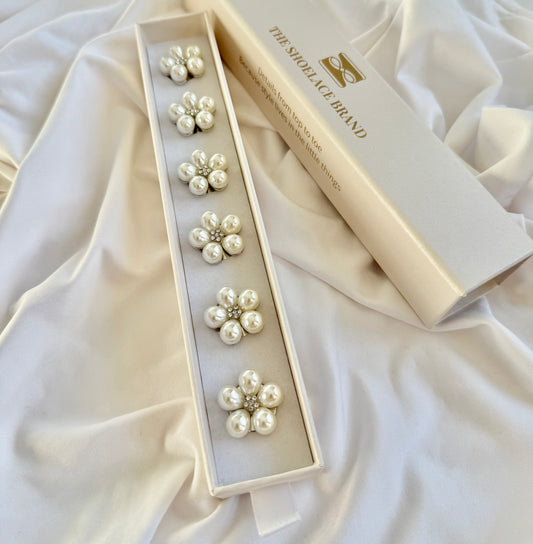 Pearl Flower Button Charm Silver, 6-pack inkl. presentask