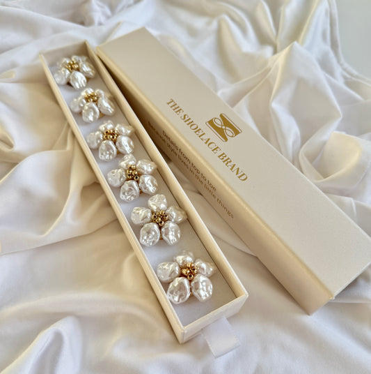 Pearl Flower Button Charm Gold, 6-pack inkl presentask