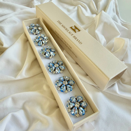 Light Blue & White Flower Button Charm Silver, 6-pack inkl presentask