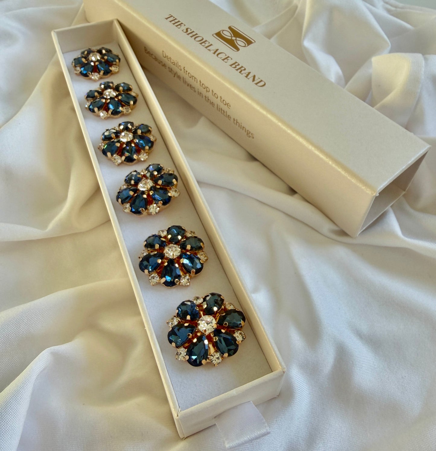 Navy & White Flower Button Charm Gold, 6-pack inkl presentask