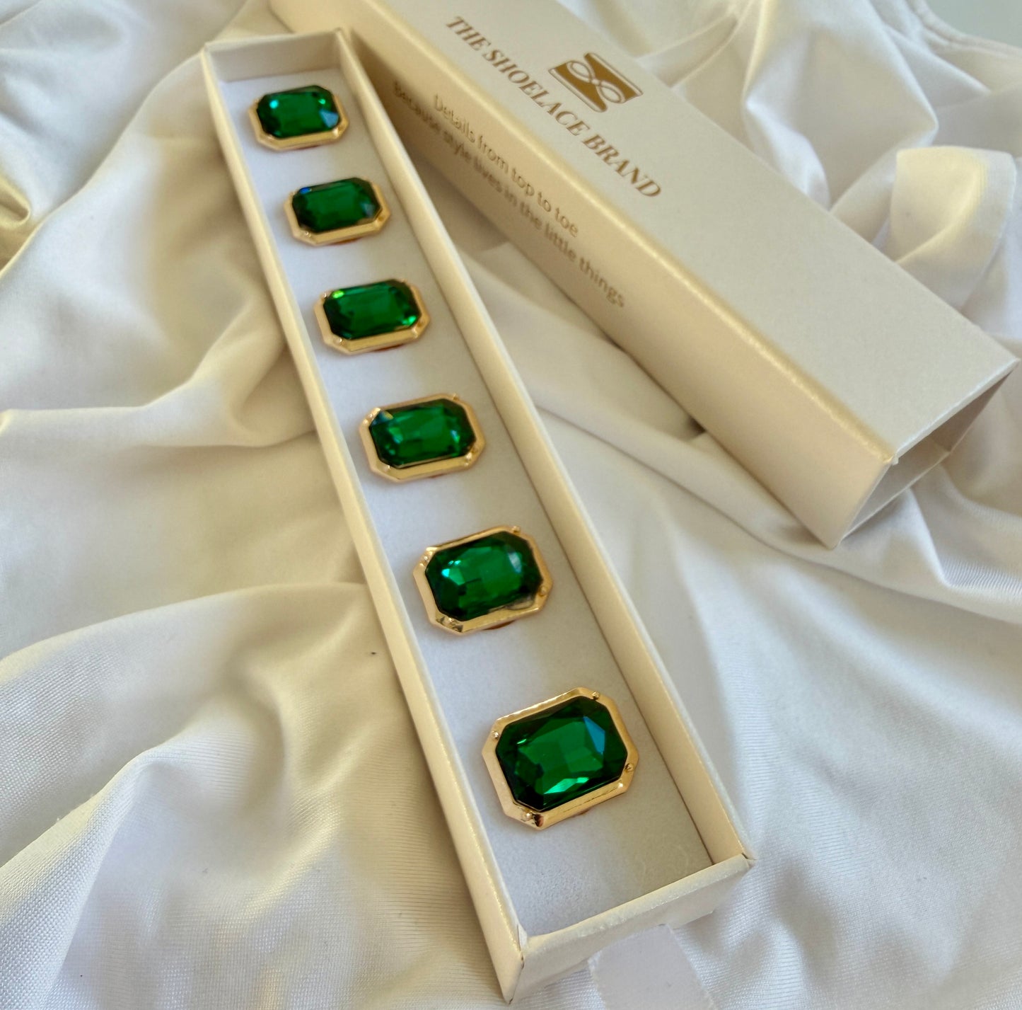 Emerald Green Crystal Rectangle Button Charm Gold, 6-pack inkl presentask