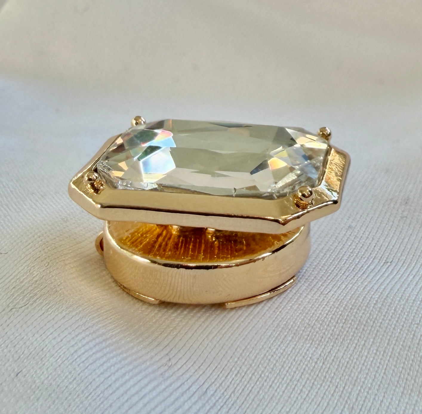 White Crystal Rectangle Button Charm Gold, singelpack