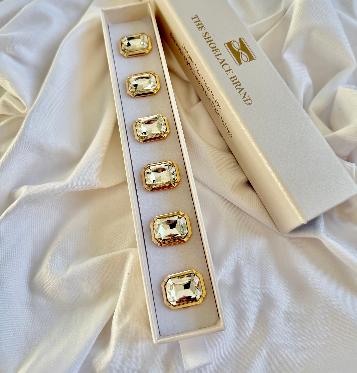 White Crystal Rectangle Button Charm Gold, 6-pack inkl presentask